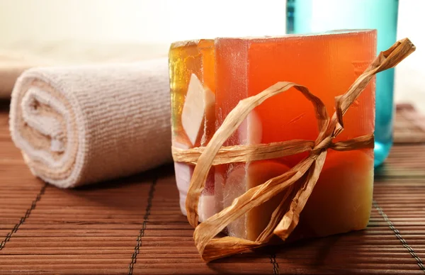 Spa ainda vida com sabão, sal de banho, creme, toalha, velas — Fotografia de Stock