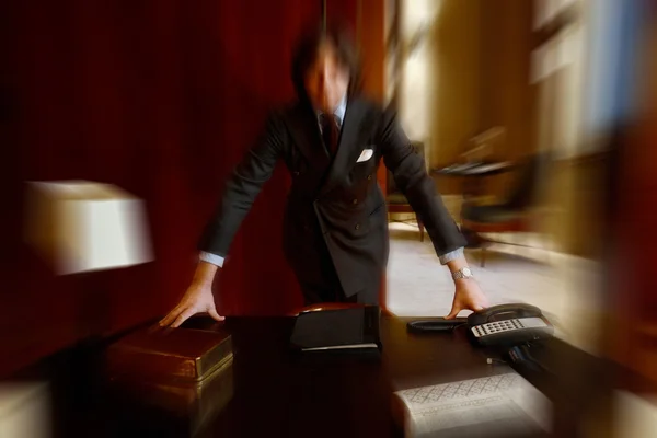 Verschwommener bunter Hintergrund eines Geschäftsmannes im Luxusinterieur — Stockfoto