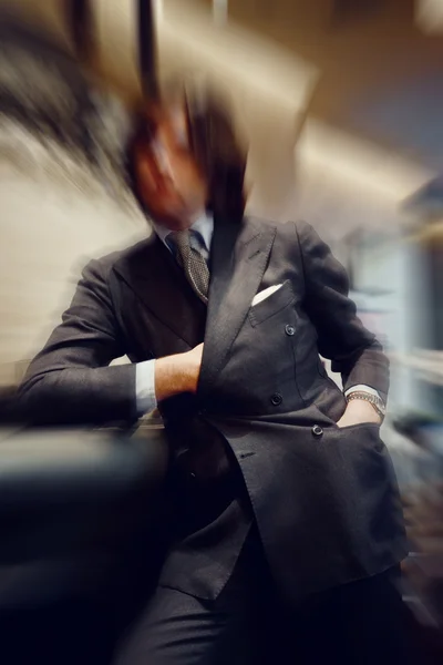 Размытый красочный фон делового человека в роскошном интерьере — стоковое фото