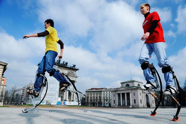 Milan, Italie - 5 mars 2011 : garçons avec jambes extension pull ha — Photo