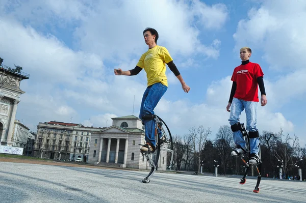 Milan, Italie - 5 mars 2011 : garçons avec jambes extension pull ha — Photo