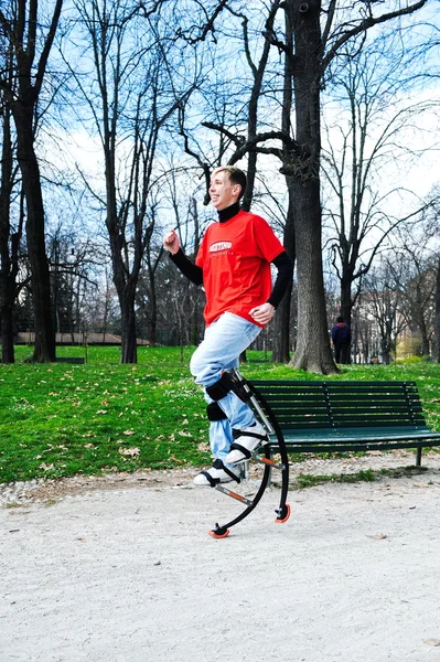 Milán, Itálie – 5. března 2011: chlapci s nohy rozšíření propojka ha — Stock fotografie