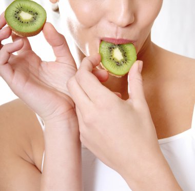 mutlu gülümseyen kadın lokma bir kivi