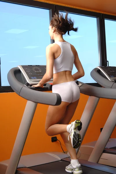 Entrenamiento de la mujer en el gimnasio en tapis roulant —  Fotos de Stock