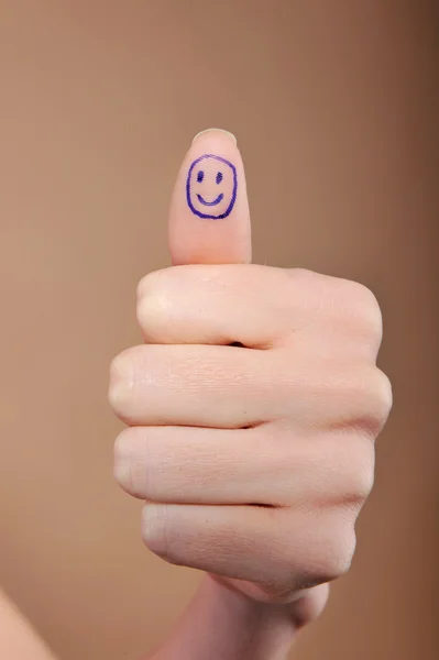 女性手親指を幸せな笑顔を描く — ストック写真