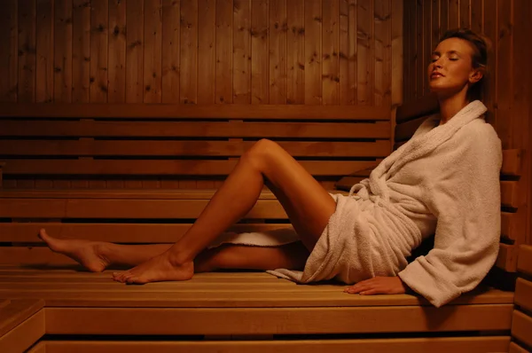 Bela mulher relaxante na sauna spa — Fotografia de Stock