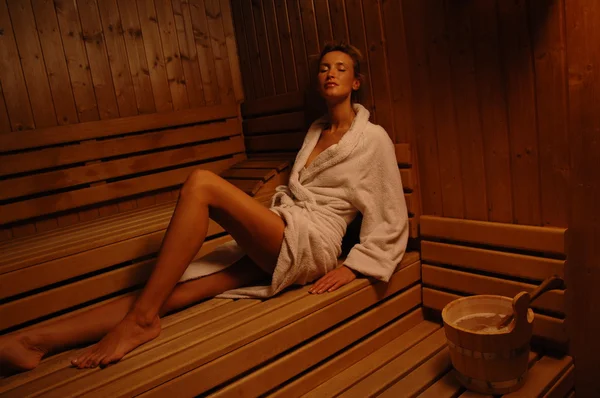 Beautiful woman relaxing in spa sauna — Stock Photo, Image