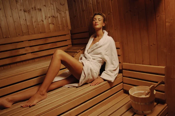 Bela mulher relaxante na sauna spa — Fotografia de Stock