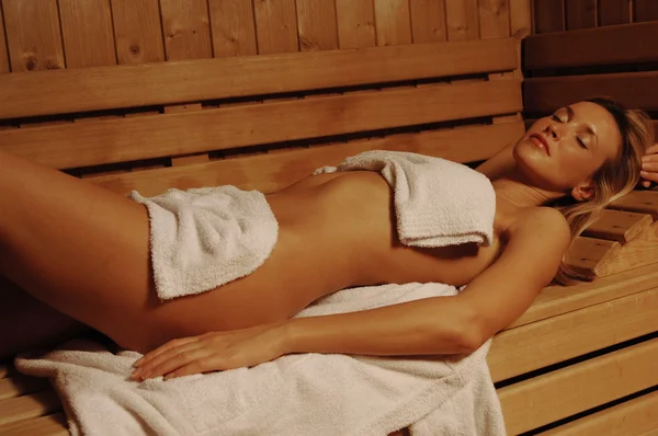 Hermosa mujer relajante en sauna spa — Foto de Stock