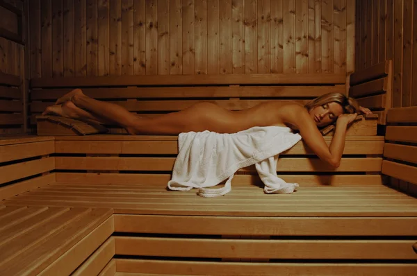 Hermosa mujer relajante en sauna spa — Foto de Stock