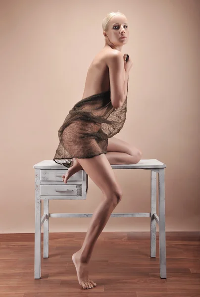 Blond kvinna sensuella kropp sittande — Stockfoto