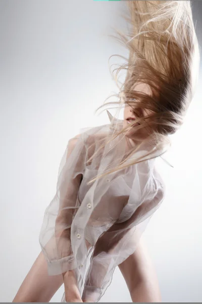 Menina feliz tremendo longo cabelo loiro — Fotografia de Stock