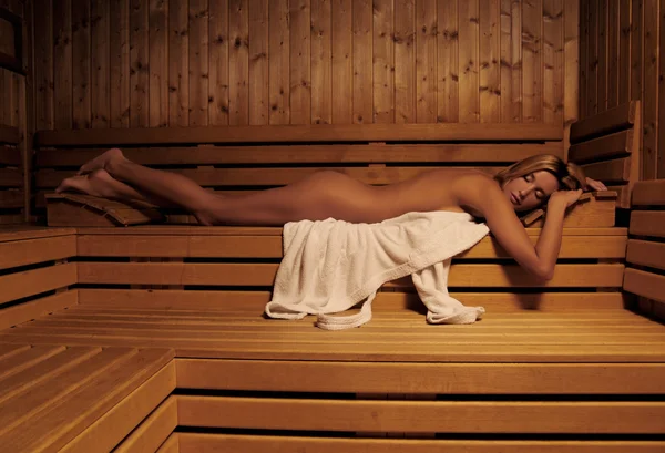 Frau entspannen in der Sauna — Stockfoto