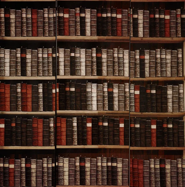 Libros antiguos en el fondo de la biblioteca — Foto de Stock