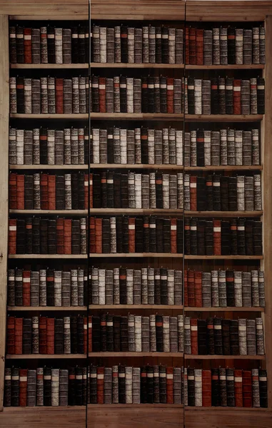 Libros antiguos en el fondo de la biblioteca — Foto de Stock