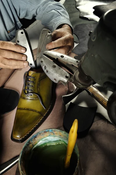 Craftsman making luxury handmade man shoes — Stock Photo, Image