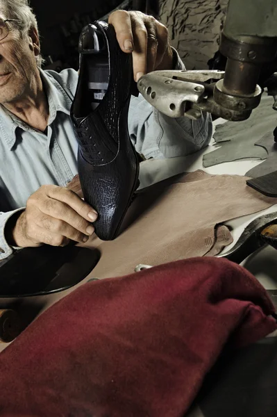 Řemeslník, takže luxusní ručně člověk boty — Stock fotografie