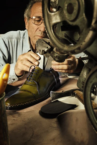 Iparos gyártás luxus kézzel készített férfi cipő — Stock Fotó