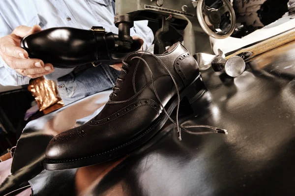 Artisan faisant des chaussures homme de luxe faites à la main — Photo