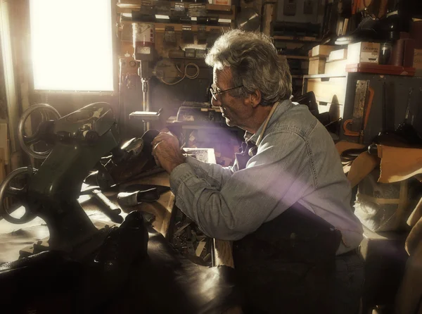 Artesano haciendo zapatos de hombre hechos a mano de lujo — Foto de Stock