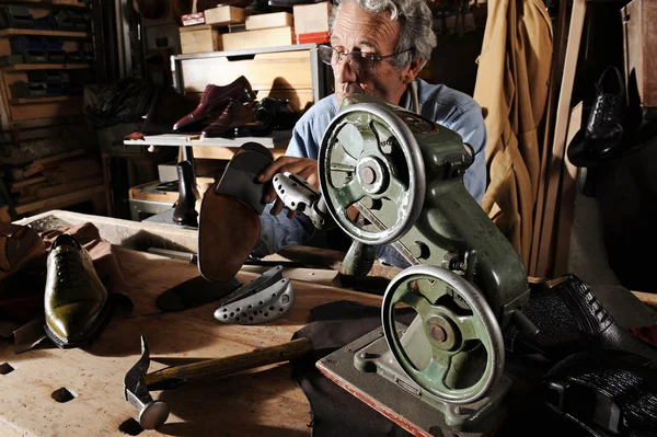 Craftsman making luxury handmade man shoes — Stock Photo, Image