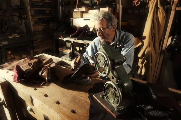 Handwerker stellt handgefertigte Luxusschuhe her — Stockfoto