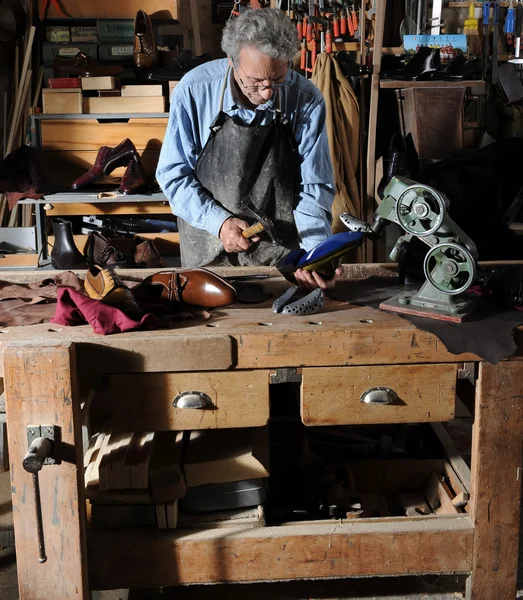 Hantverkare att göra lyxiga handgjorda man skor — Stockfoto