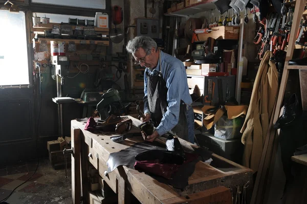 Artesão fazendo sapatos de homem artesanal de luxo — Fotografia de Stock