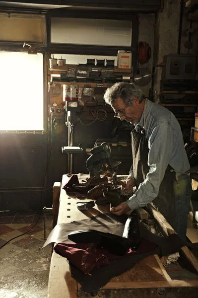 Hantverkare att göra lyxiga handgjorda man skor — Stockfoto
