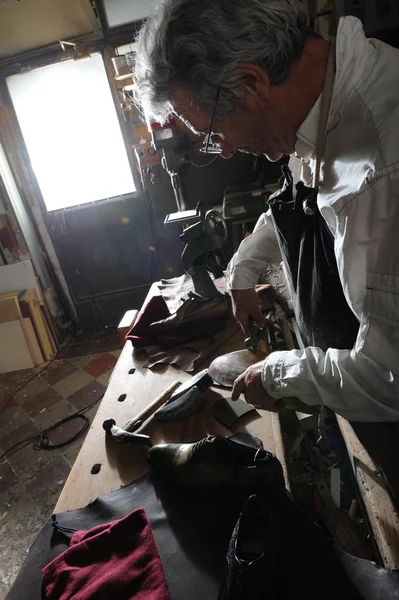 Artigiano fare scarpe uomo fatto a mano di lusso — Foto Stock