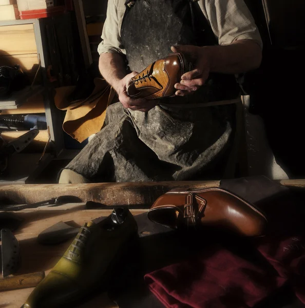 Artesão fazendo sapatos de homem artesanal de luxo — Fotografia de Stock