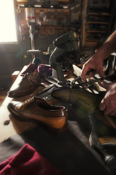 Craftsman making luxury handmade man shoes — Stock Photo, Image