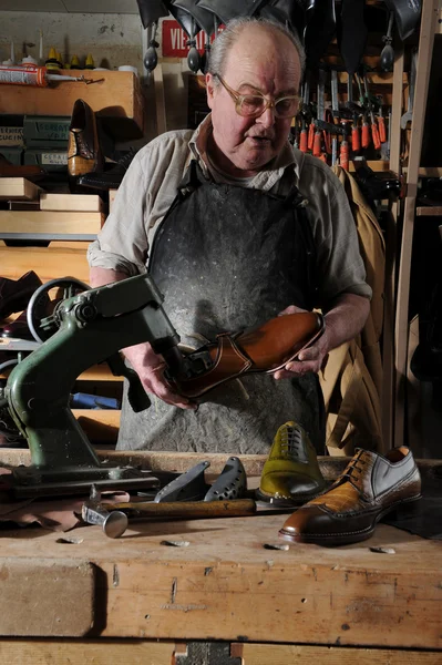 Artesano haciendo zapatos de hombre hechos a mano de lujo — Foto de Stock