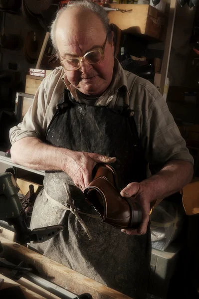 Craftsman making luxury handmade man shoes — Stock Photo, Image