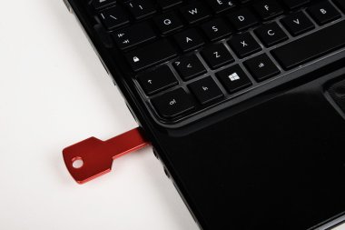 Kırmızı usb anahtar üstünde siyah klavye