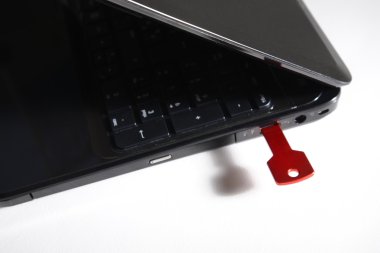 Kırmızı usb anahtar üstünde siyah klavye
