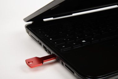Kırmızı usb anahtar üstünde siyah klavye