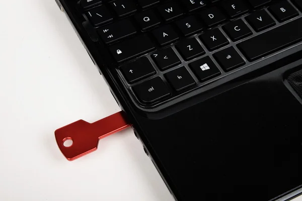 Chave usb vermelho no teclado preto — Fotografia de Stock