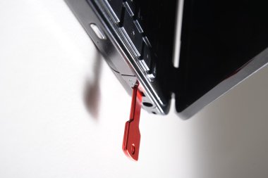 Kırmızı usb anahtar üstünde siyah klavye