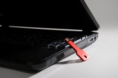 Kırmızı usb anahtar üstünde siyah klavye