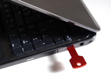 Kırmızı usb anahtar üstünde siyah klavye