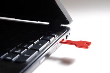 Kırmızı usb anahtar üstünde siyah klavye