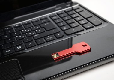 Kırmızı usb anahtar üstünde siyah klavye