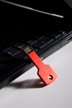 Kırmızı usb anahtar üstünde siyah klavye