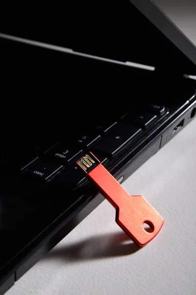 Clé USB rouge sur le clavier noir — Photo