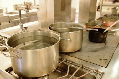 Restoran mutfağında yemek hazırlama