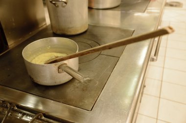 Restoran mutfağında yemek hazırlama