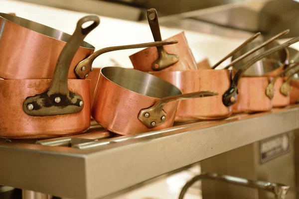 Preparando o jantar na cozinha do restaurante — Fotografia de Stock