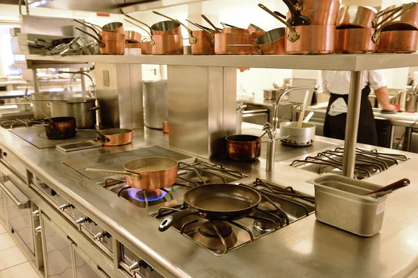 Preparing dinner in restaurant kitchen — Stock Photo, Image