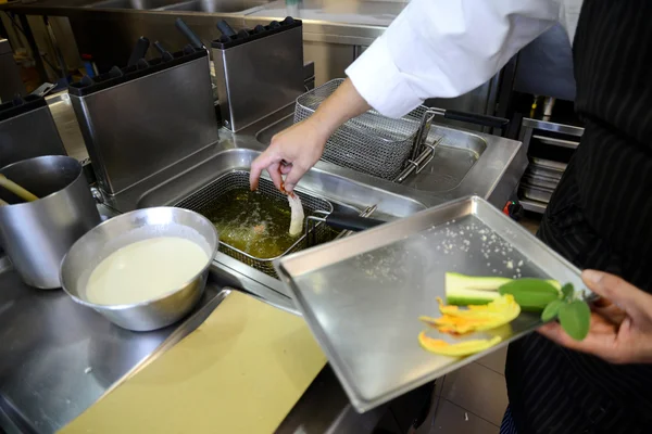 Preparando o peixe tempura em estilo italiano — Fotografia de Stock